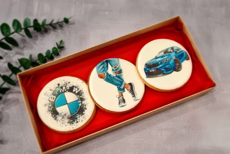 Dekoruoti meduoliniai sausainiai „BMW“